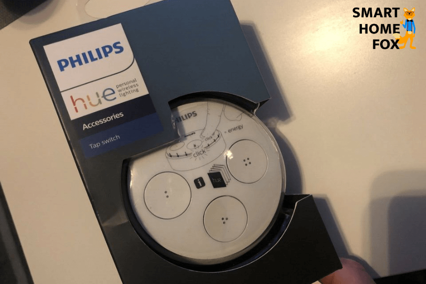 Man sieht den Hue Tap auf einem Tisch liegen.